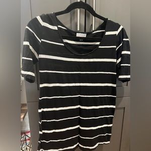 Black and white “a pea in the pod” maternity blouse, excellent used condition.